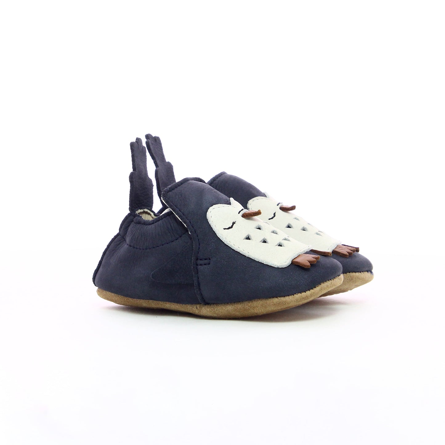 Chaussons bébé en cuir véritable, parfaits pour les premiers pas. Dotés d'une semelle spéciale Tiny pour favoriser le développement de la marche et respecter les pieds de bébé. Design bleu marine avec motif hibou adorable. Idéal pour les tout-petits !