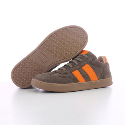 BASKET CUIR ET DAIM TAUPE ET ORANGE A LACETS  FEMME